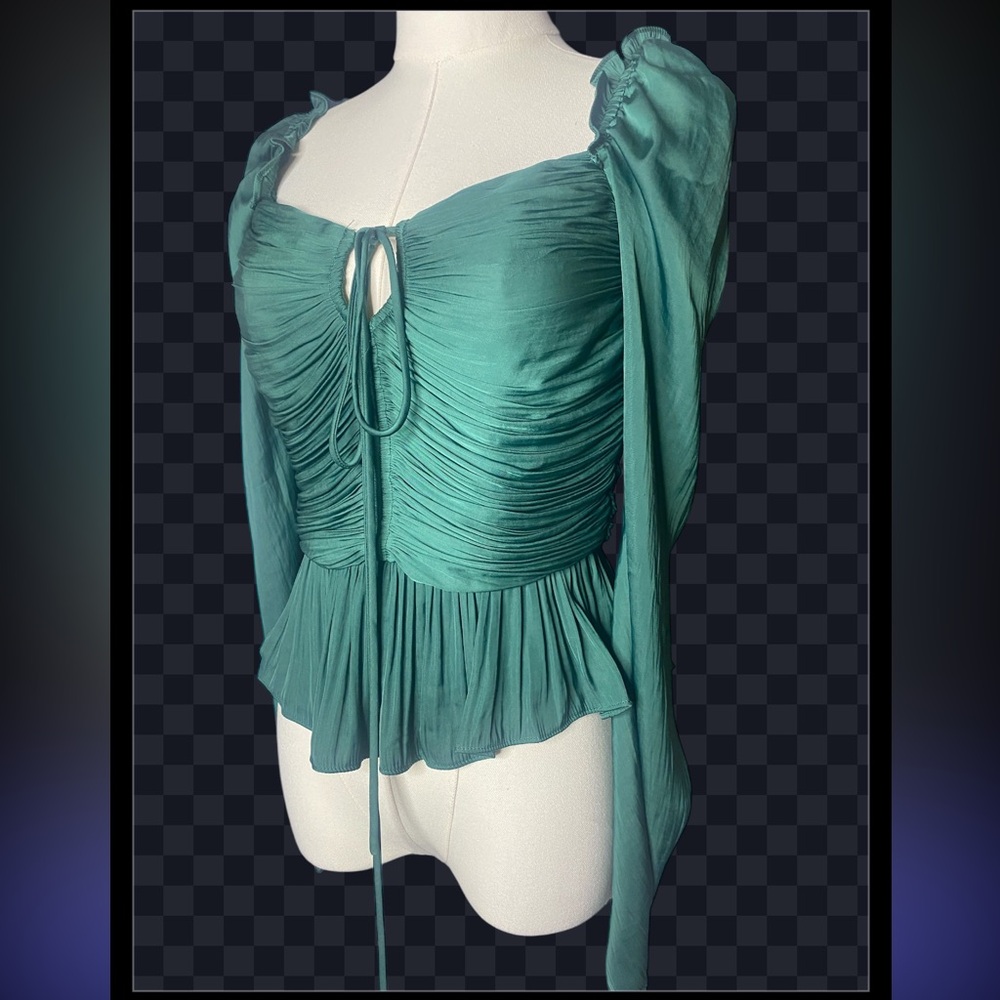 House of Harlow 1960 XS
Emerald Green Ruched Peplum Top
Long Sleeve